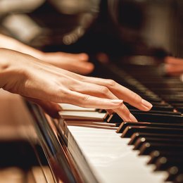 Mit Klavierunterricht können Kinder schon früh an die Vielfalt der Musik herangeführt werden